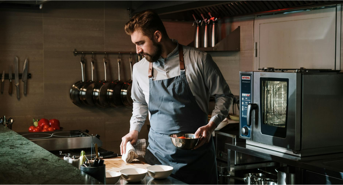 hombre trabajando en la cocina con las tendencias de alta cocina