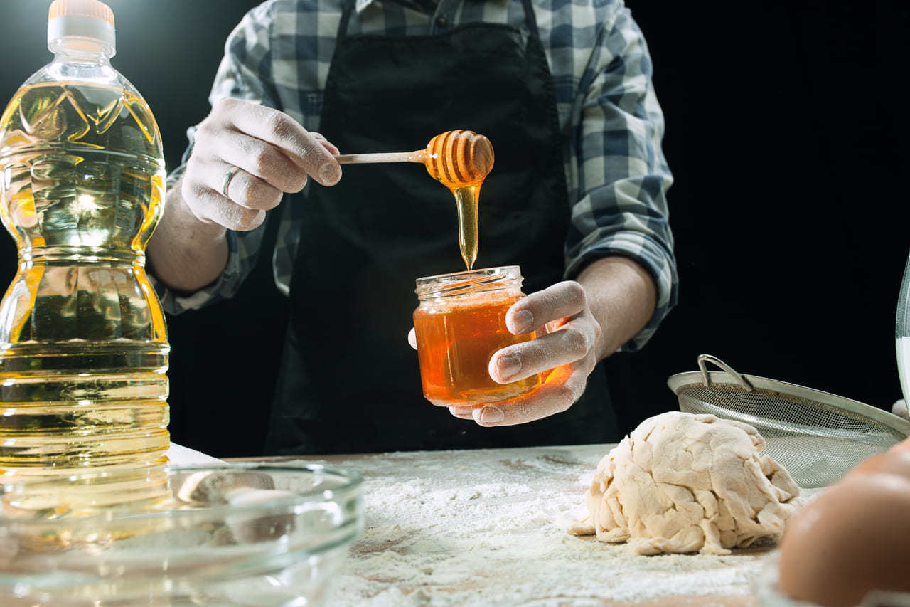 cocinero trabajando con una de las mejores mieles del mundo