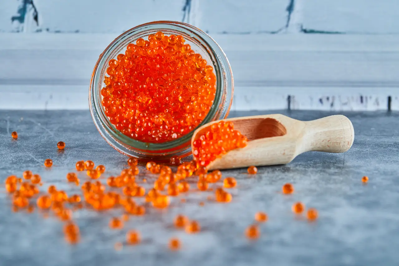 Imagen sobre que es el caviar rojo servido en bote de cristal