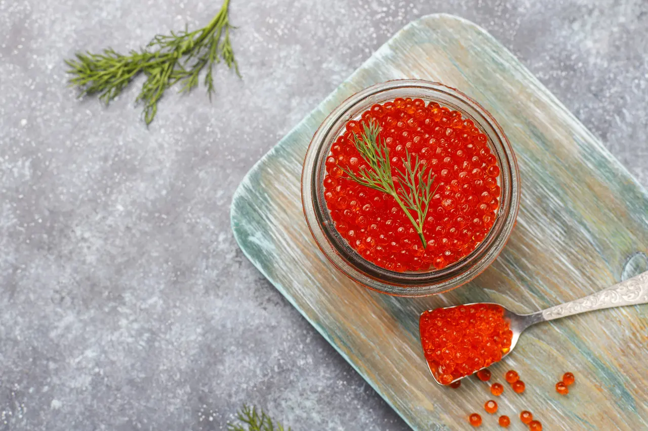 Imagen sobre que es el caviar rojo servido en bote de cristal