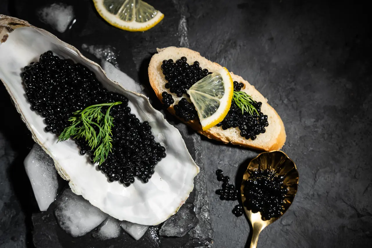 Imagen sobre que es el caviar negro servido en una ostra