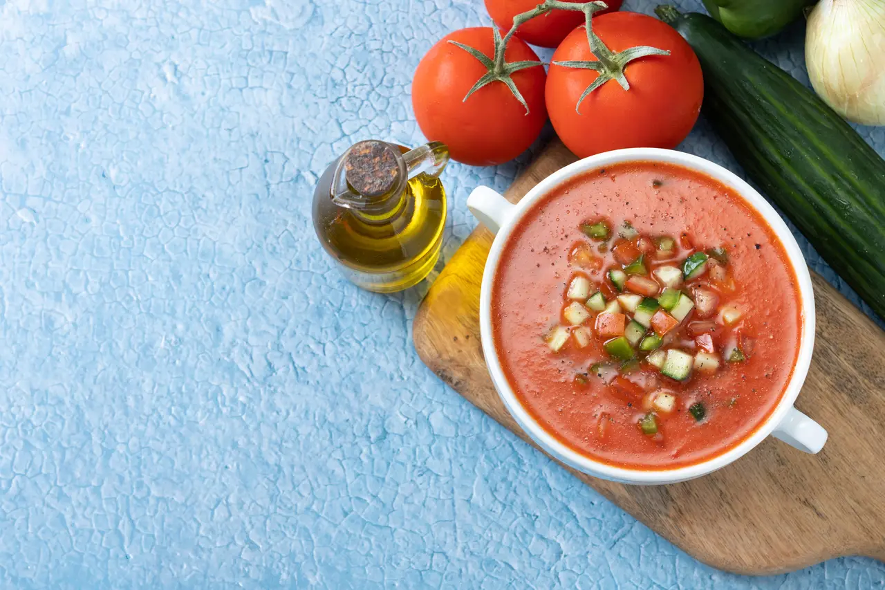 aceite-de-oliva-virgen-extra- acompañando-gazpacho