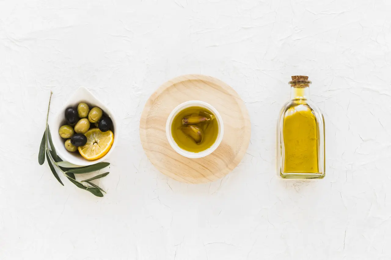 aceite-de-oliva-virgen-extra-en-mesa-con-olivas