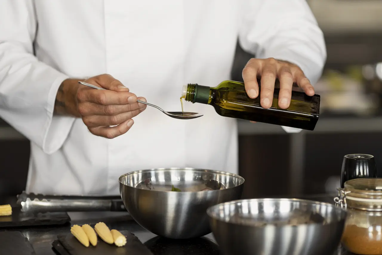 aceite-de-oliva-virgen-extra- servido-chef-alta-cocina
