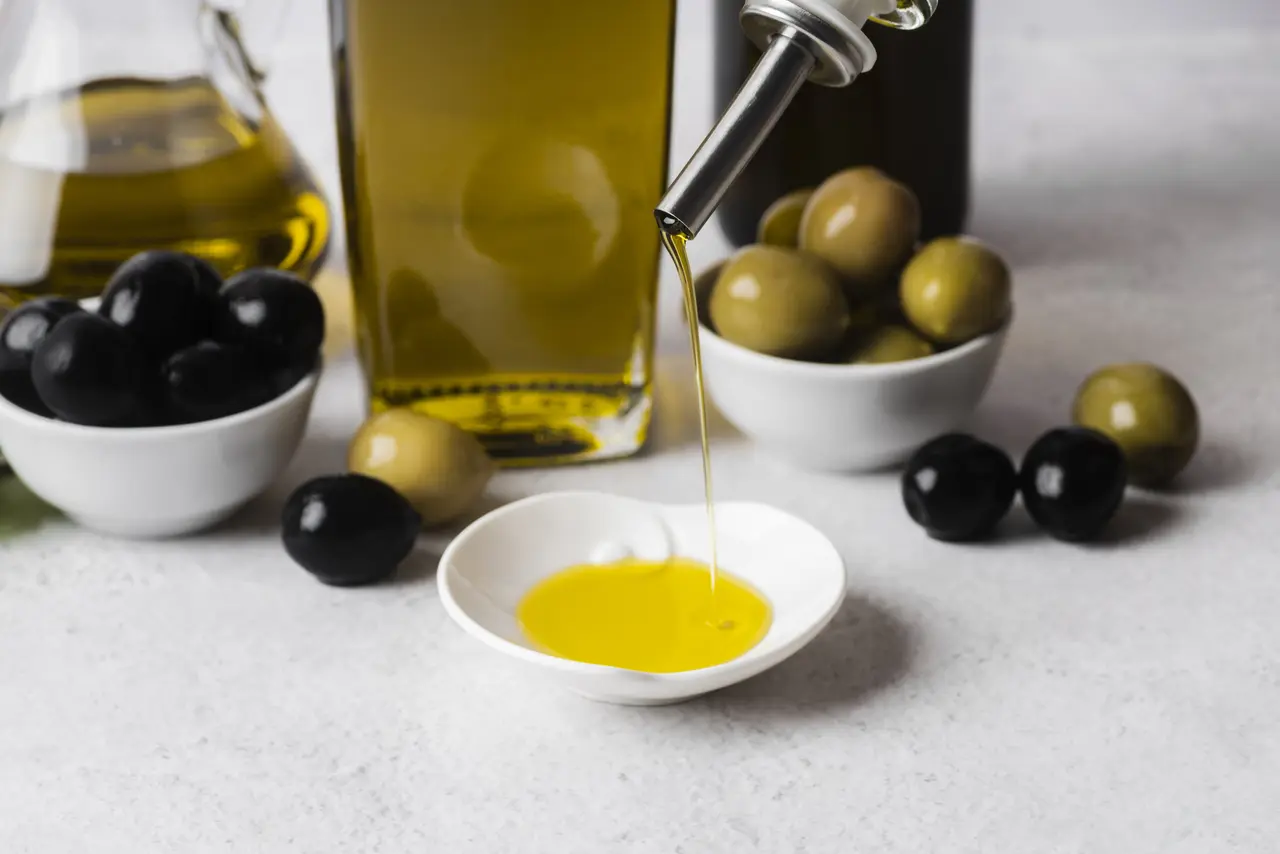 aceite-de-oliva-virgen-extra-servido-en-plato-por-tervan-editorial