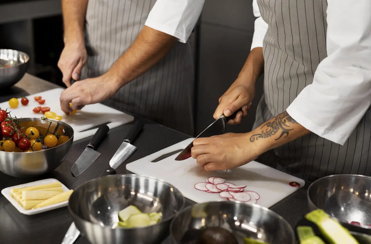 ndo-juntos-en-una-cocina-profesional