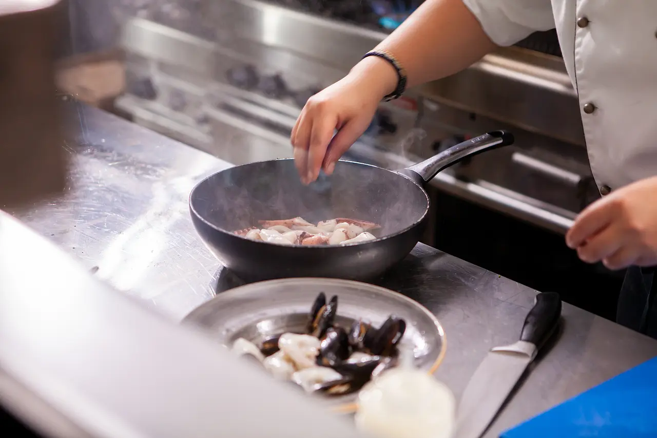 cocinero preparando comida con los ingredientes exoticos de la alta cocina