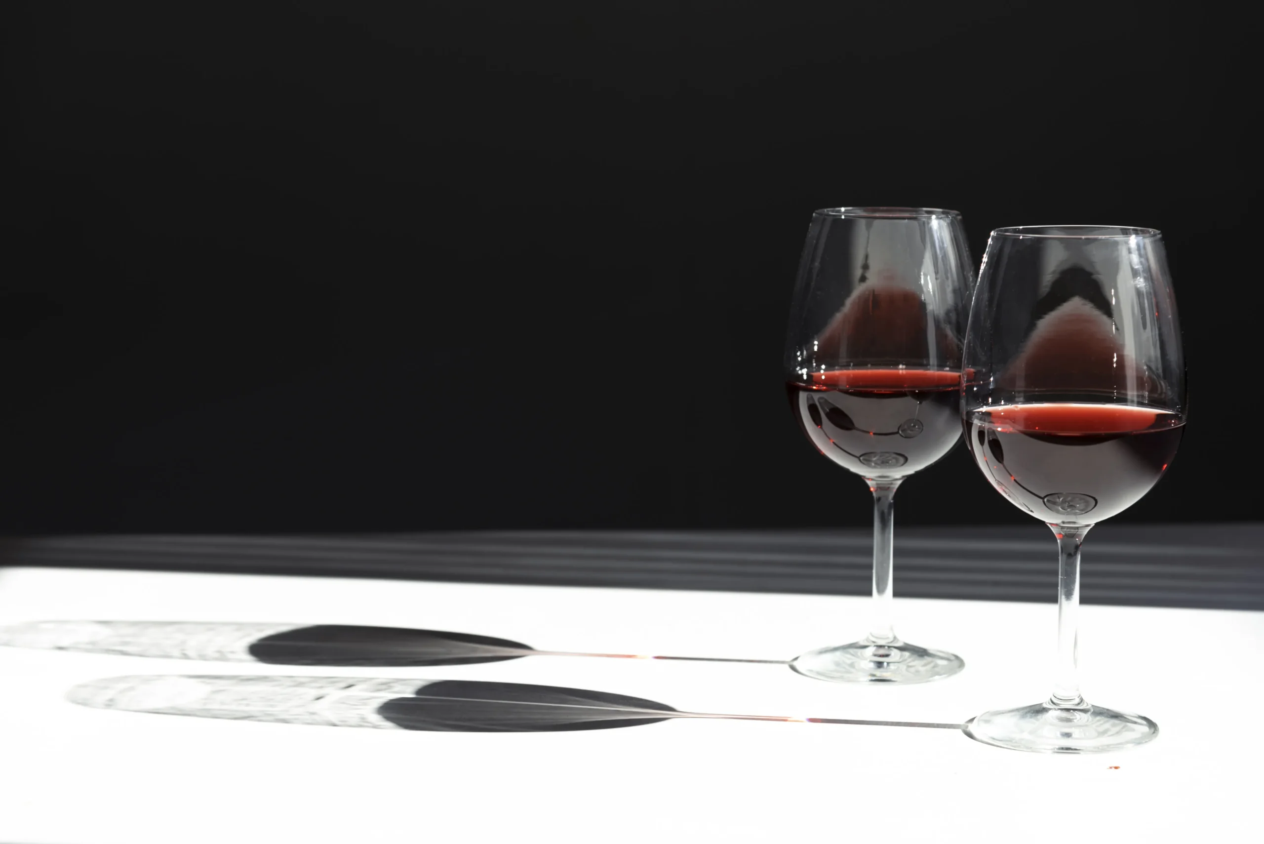 vasos-de-vino-medio-vacios-para-cenar-carne-madurada