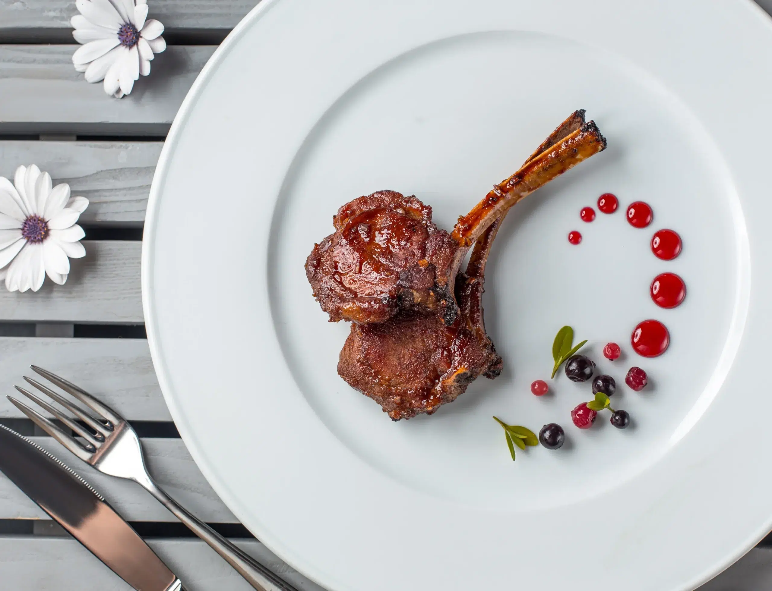carne-madurada-lanco-con-decoracion-de-puntos-syrope