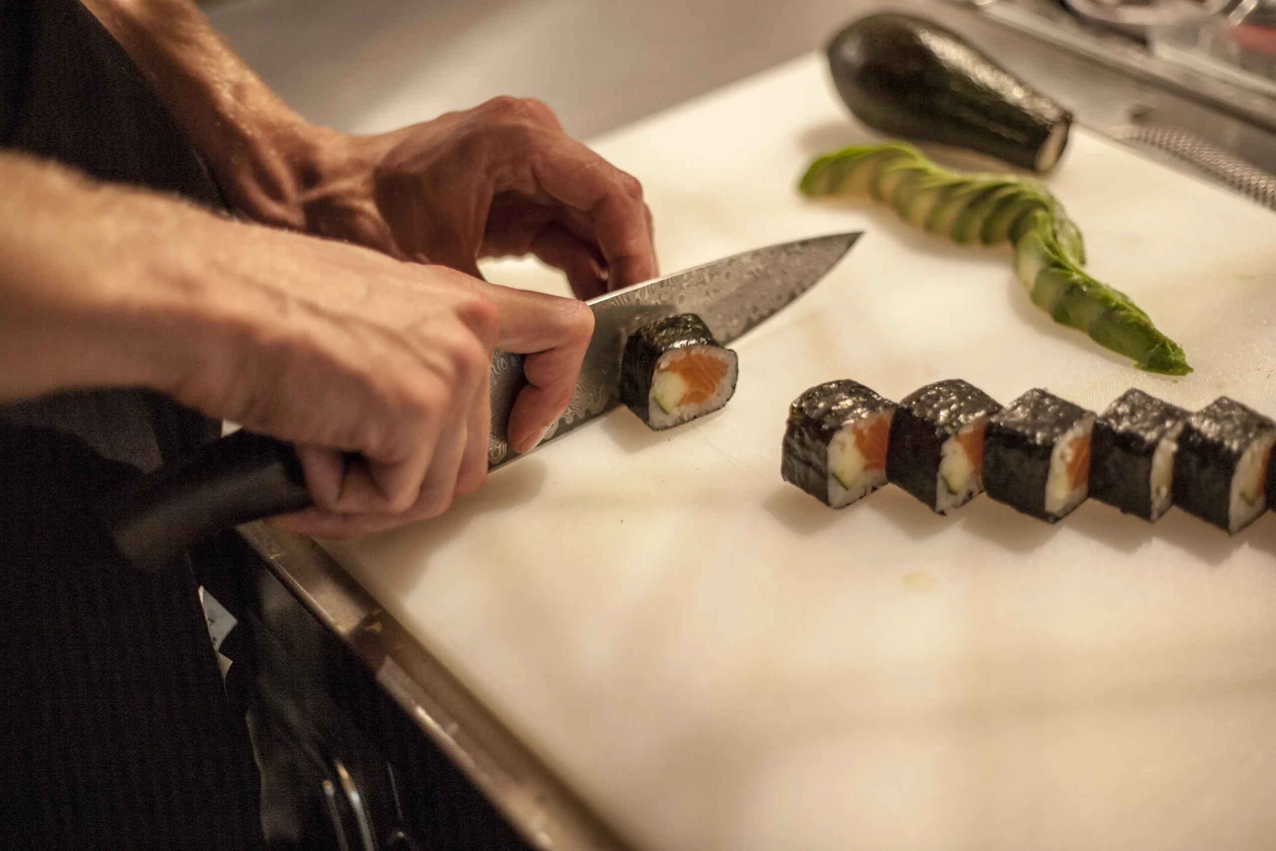 Gastronomía japonesa. Imagen del corte de un rollo de sushi (norimaki)