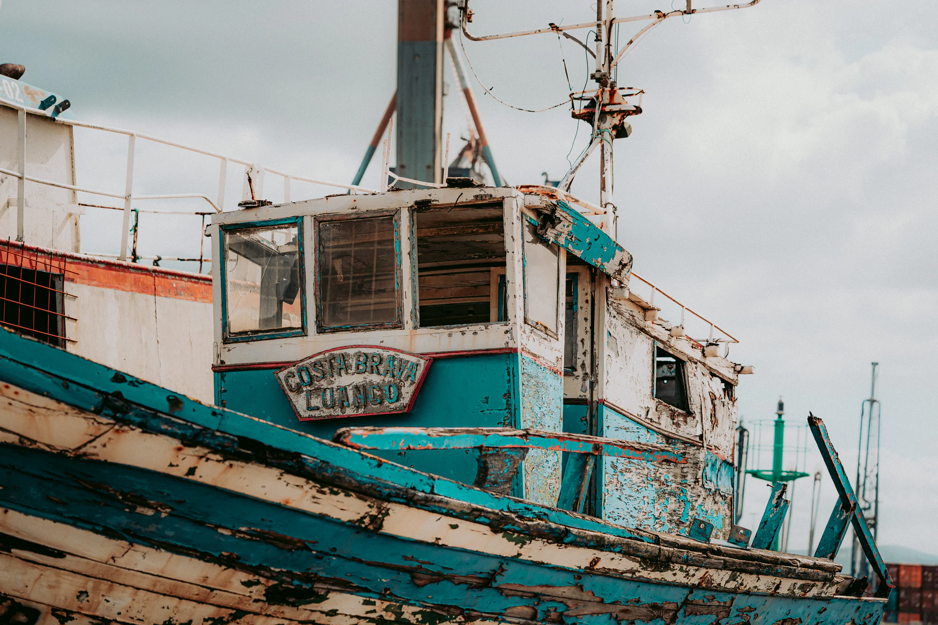 Antiguo barco de pesca cerca de la lonja de pesca.