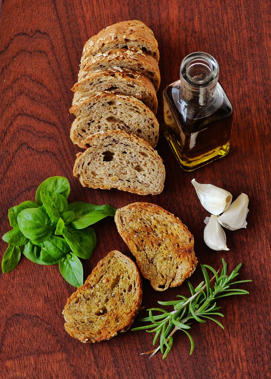 Aperitivo clásico de la dieta mediterránea con pan, aceite de oliva virgen extra, ajo, albahaca y tómillo