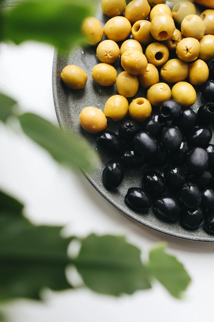 Plato de aceitunas negras y verdes, un entrante mediterráneo clásico