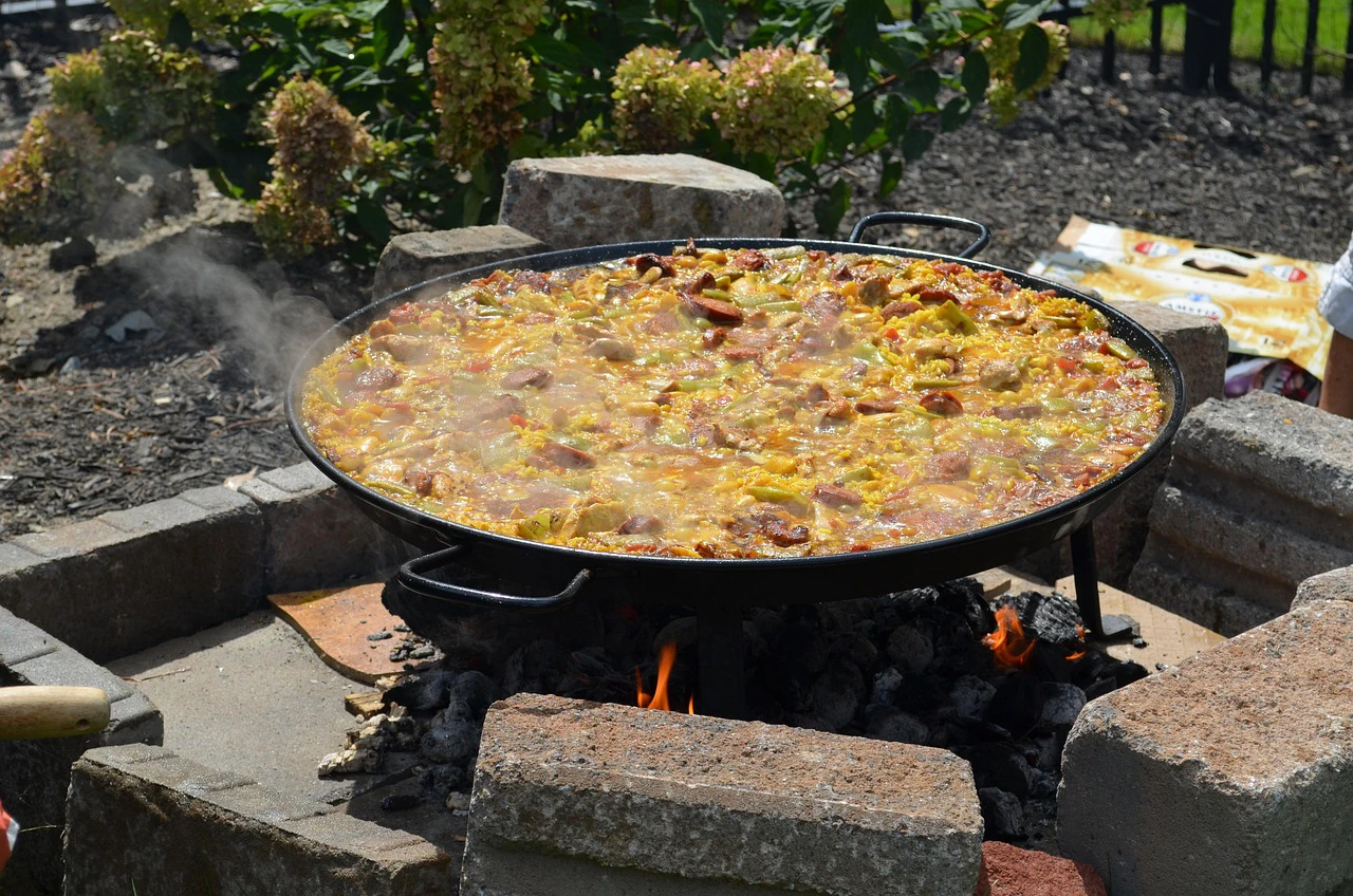 Paella de mariscos con azafrán, un plato clásico de la dieta mediterránea andaluza