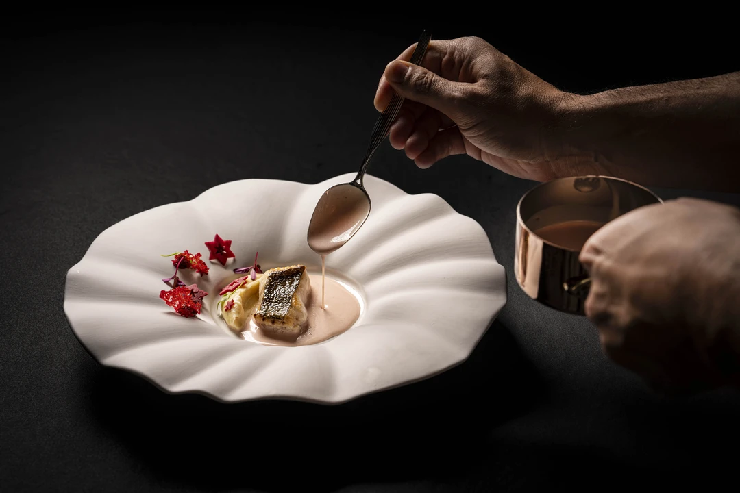 Bocado gourmet del restaurante Skina (2 Estrellas Michelin)