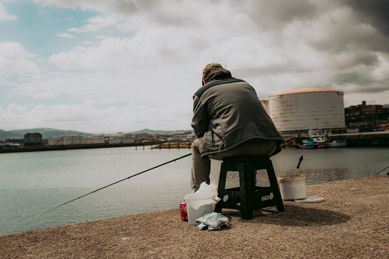 Hombre pescando con caña
