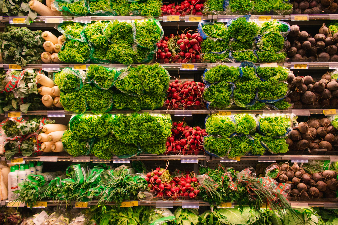 Stand de verduras de una tienda de alimentación para flexitarianos, veganos y vegetarianos.