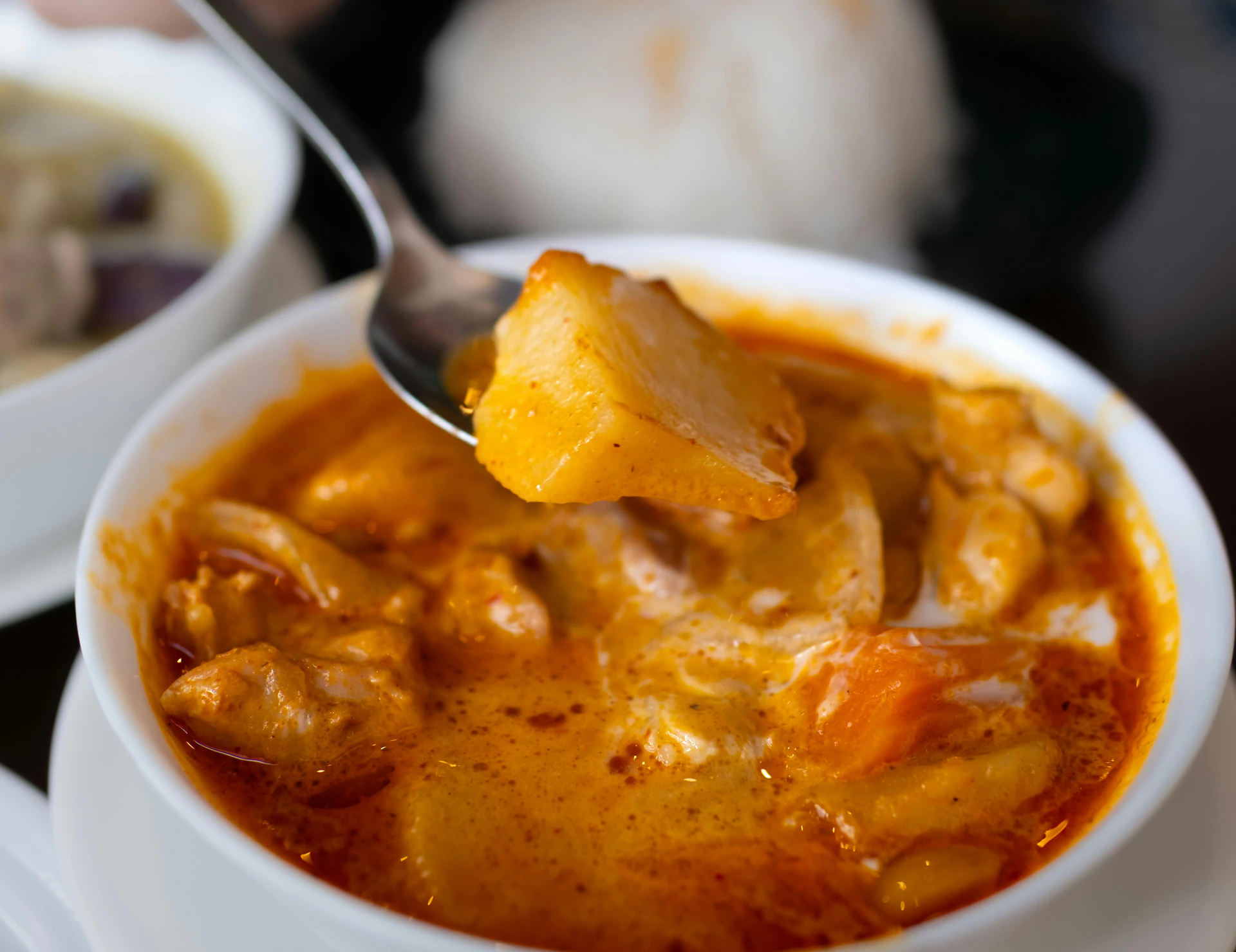Comida de cuchara caliente, en un bol blanco